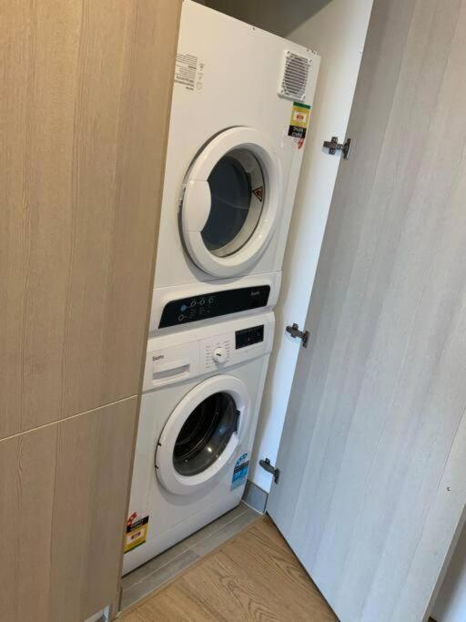 M-city Shopping Center - Executive Twin King Ensuites - Fully Equipped - Free Parking, Fast Wifi, Smart Tv, Netflix, Complementary Drinks & Amenities - 3168 *